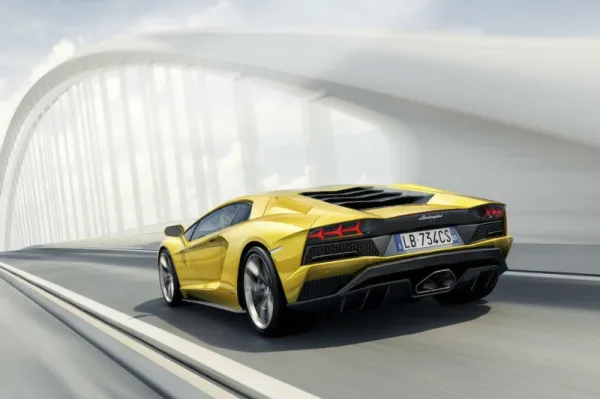 Lamborghini AVENTADOR S : 4 roues directrices et 740ch sous le capot