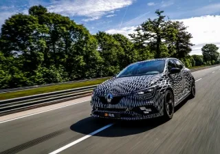 Nouvelle Mégane R.S. reste camouflée pendant son apparition au Grand Prix de Monaco
