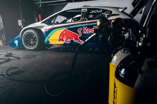  Sébastien Loeb au volant de la PEUGEOT 208 T16 Pikes Peak aux Grandes Heures Automobiles