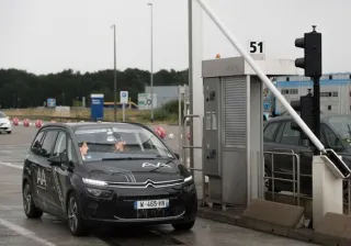 Un Citroën C4 Picasso autonome franchit une barrière de péage pour la première fois
