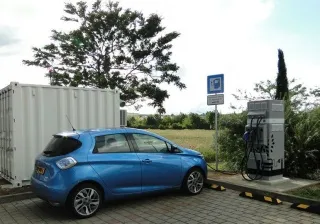Une premiére mondiale : les véhicules électriques Renault pourront se recharger sur l’autoroute grâce aux batteries seconde vie