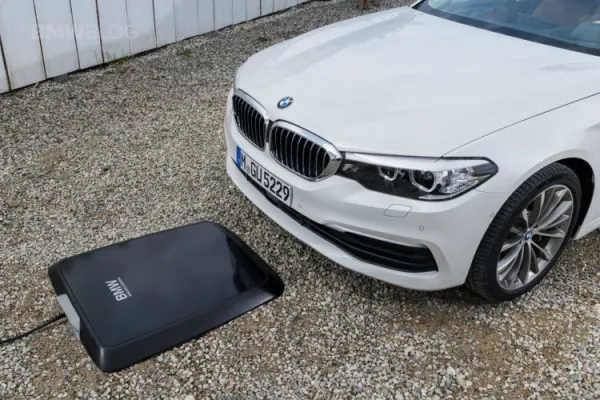 BMW 530e iPerformance se recharge sans fil par induction