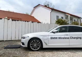 BMW 530e iPerformance se recharge sans fil par induction