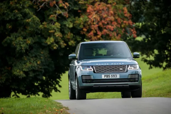 Le Range Rover restylé reçoit une motorisation hybride rechargeable