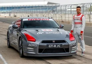 Une Nissan GT-R téléguidée par une manette de PS4 dépasse les 200 km/h sur le circuit de Silverstone