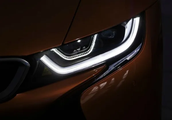 BMW dévoile la BMW i8 restylée en version Roadster et Coupé