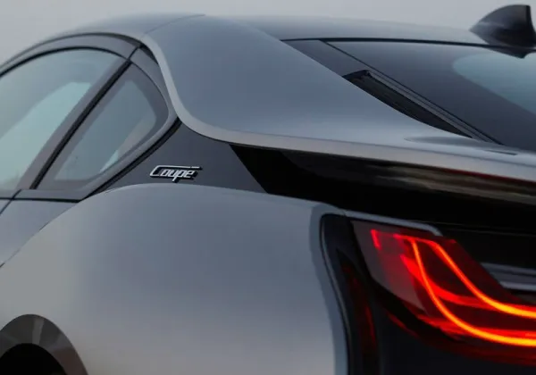 BMW dévoile la BMW i8 restylée en version Roadster et Coupé