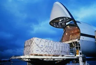 Transport : le fret maritime et aérien ouvert au privé