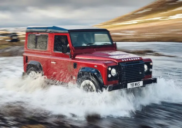 LAND ROVER lance une série limitée Defender V8 à pour fêter ses 70 ans