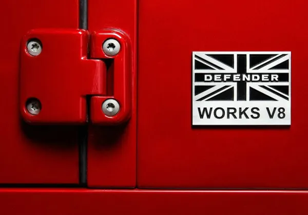 LAND ROVER lance une série limitée Defender V8 à pour fêter ses 70 ans