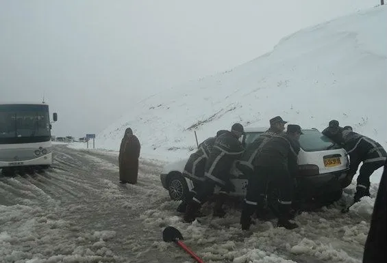 Sétif: la neige rend difficile le trafic routier dans les régions nord et sud de la wilaya