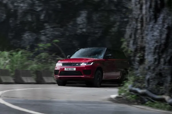 Le RANGE ROVER SPORT P400E escalade 999 marches!
