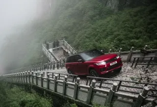 Le RANGE ROVER SPORT P400E escalade 999 marches!