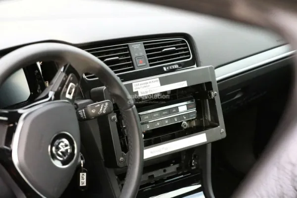 La Volkswagen GOLF 8 dévoile un bout de son intérieur