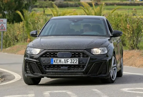La future AUDI A1 surprise dans les routes du sud de l'Europe