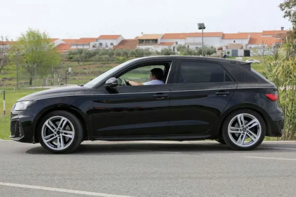 La future AUDI A1 surprise dans les routes du sud de l'Europe