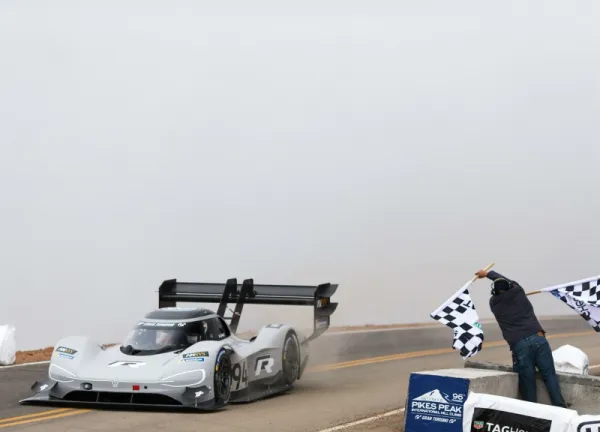 Volkswagen entre dans l’histoire avec l’I.D. R Pikes Peak