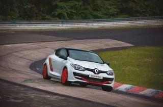 Renault Mégane R.S. 275 Trophy-R remporte le record du Nürburgring 