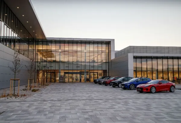 Jaguar Land Rover inaugure une nouvelle usine en Slovaquie