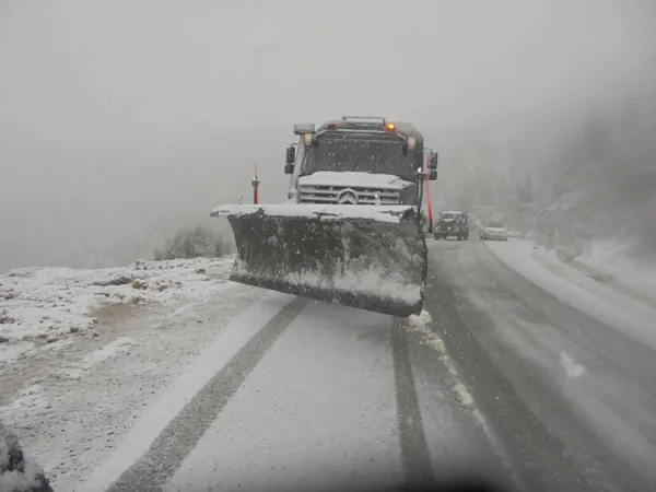 Tébessa: réouverture des axes routiers et secours des véhicules bloqués par la neige