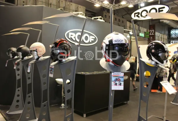 سيدي عاشور لقطع غيار الدراجات النارية: توفر تشكيلة خوذات الرأس من روف (ROOF)