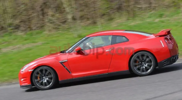 Nissan Gtr : الجسم الطائر المجهول في عالم سيارات السوبر