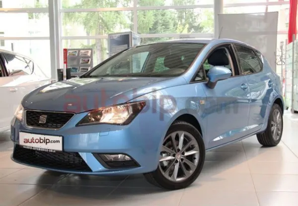 Seat Ibiza iTech : سيارة Ibiza زرقاء