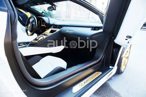 نسخة مغطاة بالذهب من Lamborghini Aventador Roadster