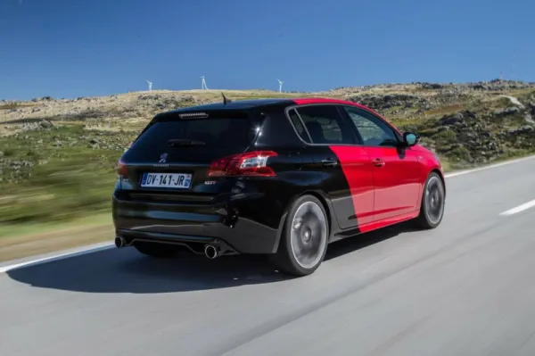 اختيار بيجو 208 و 308 كأفضل سيتادين و مدمجة للعام