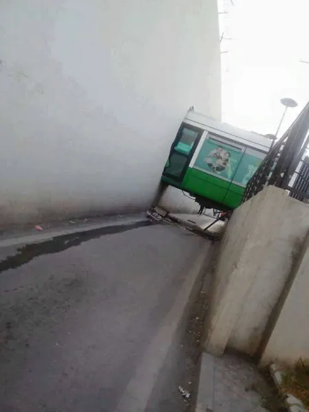 إحدى عربات ترامواي قسنطينة تصطدم بجدار سجن صباحا